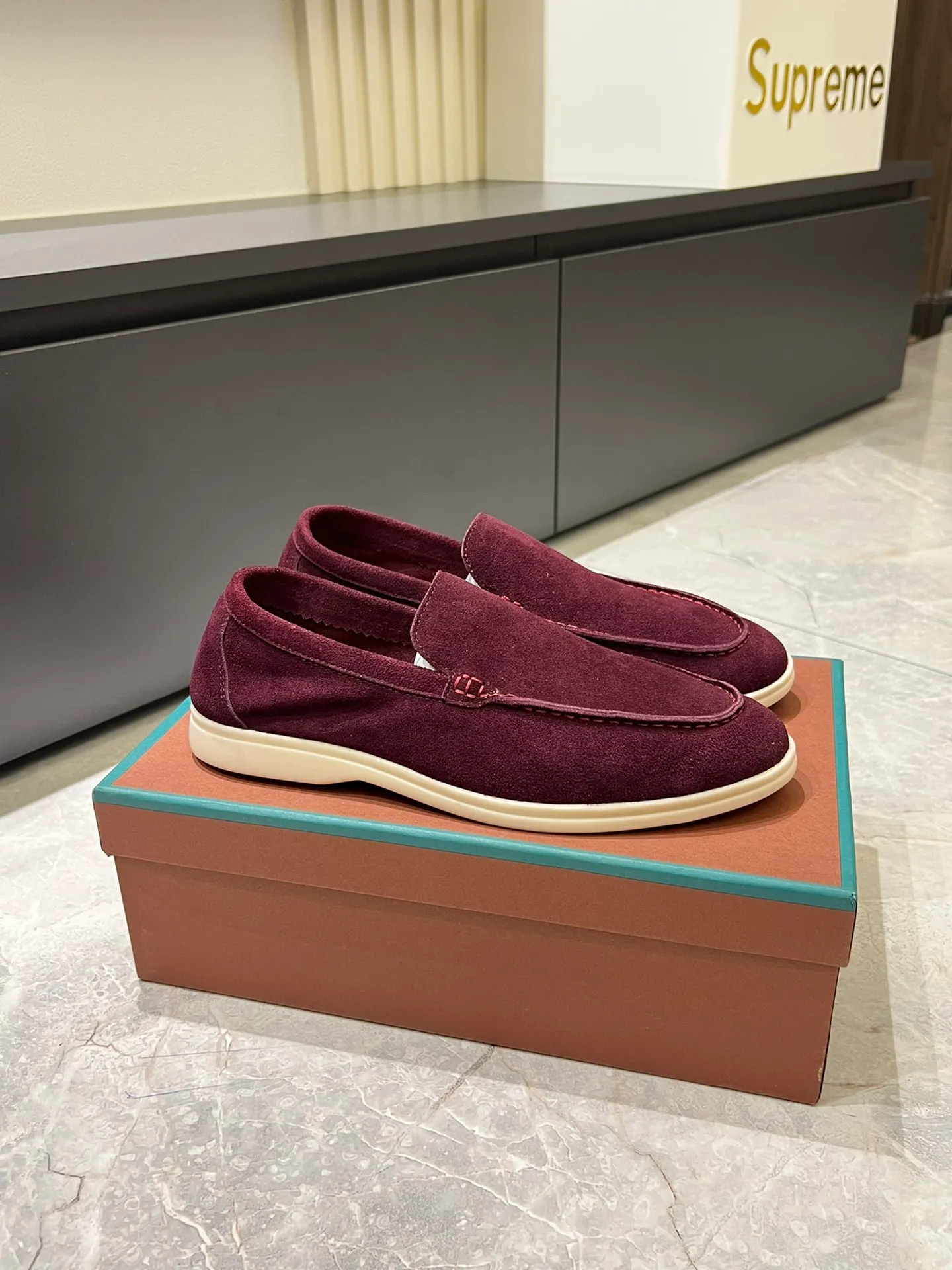 Men's shoes 💰p360 "Loro men's shoes 💰pian'*" Classic L men's shoes for couples 💰p Top version British flat loafers, a must-have item in old money style, the minimalist design is eye-catching and durable, a plus point for dressing The soft foot feel and texture are outstanding. They don’t scratch your feet and are very nice. They are matched with soft and waxy soles. They can be worn daily for a long time without getting tired. They are easy to wear, versatile and classic items, with perfect foot feel and texture! Imported cashmere fabric, the lining is made of imported A-grade water-dyed cow lining, the top version of the genuine leather midsole is sewn with pure handmade mark thread! Size: Female 35-40 (34. Customized) Male 38-44 (45.46. Customized)